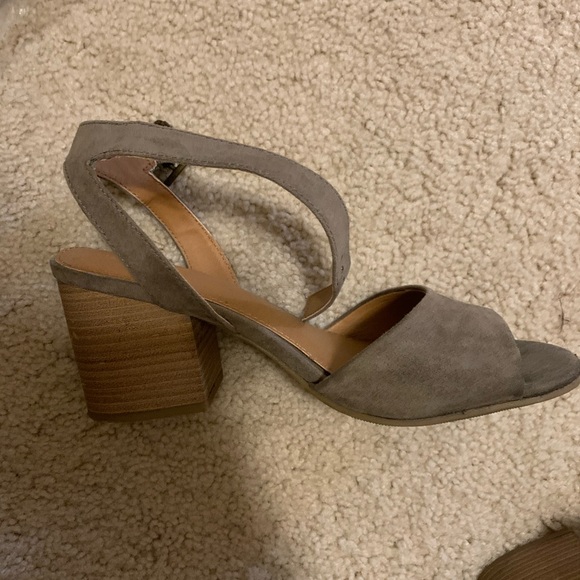 Universal Thread Heels - Picture 2 of 2